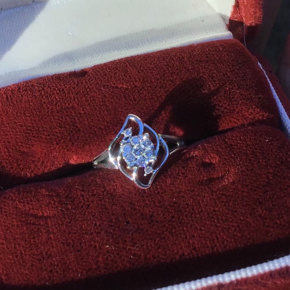 🌺14K White Gold and Diamond Ring - Picture 14 of 14